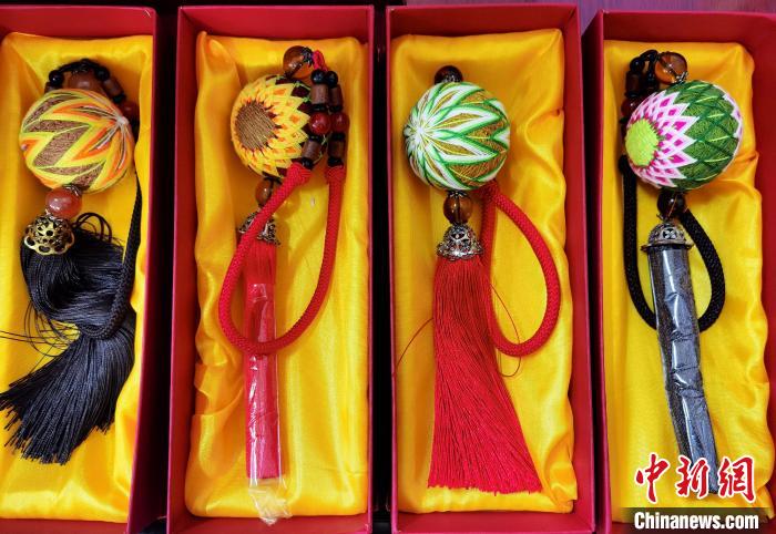 圖為藏繡手工藝品?！∑钤鲚?攝