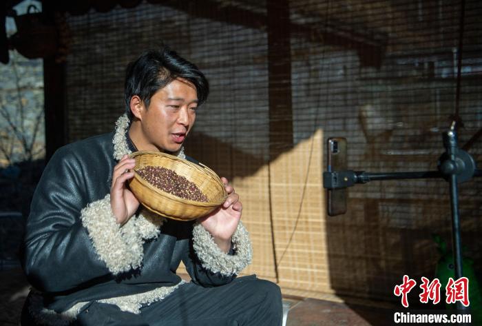 洛桑在鏡頭前介紹家鄉(xiāng)特產(chǎn)?！⒅铱?攝