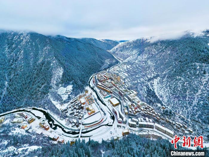 壤塘的雪后美景?！∪捞量h融媒體中心供圖
