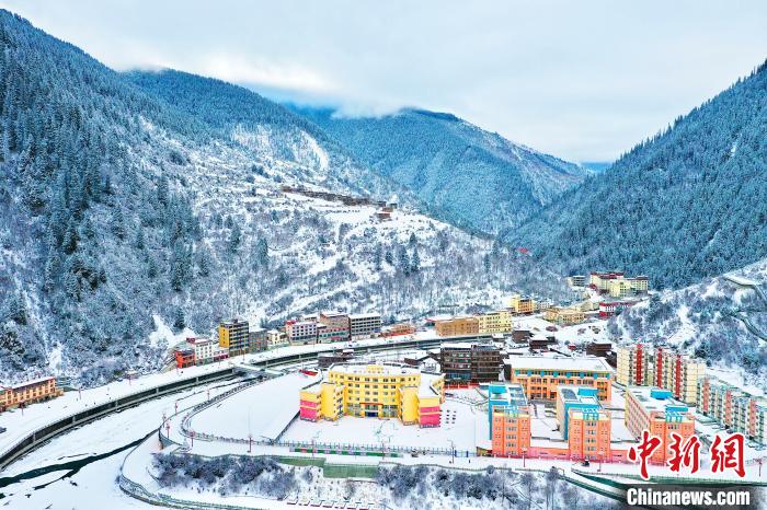 壤塘的雪后美景?！∪捞量h融媒體中心供圖