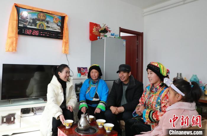 新家是兩層小樓房，一樓布置得充滿現(xiàn)代感，喝著藏式奶茶，一家人聊著今年春節(jié)怎么過。　丁思 攝
