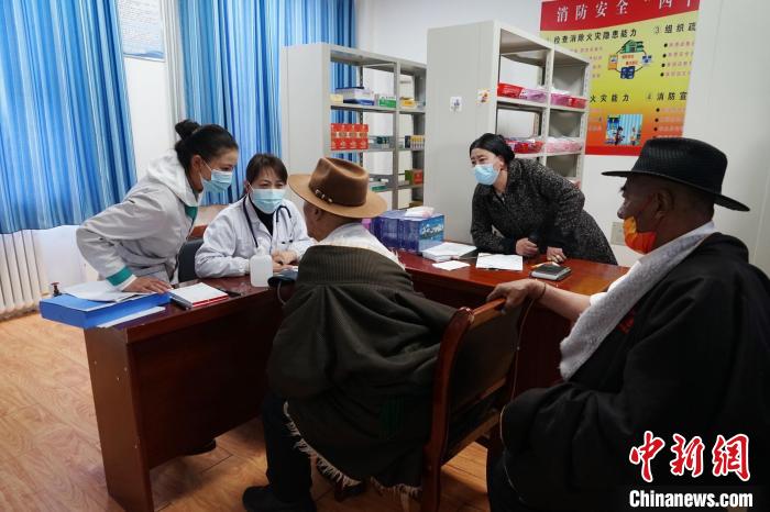 圖為骨科醫(yī)生為敬老院老人們進行集中檢查?！●R銘言 攝
