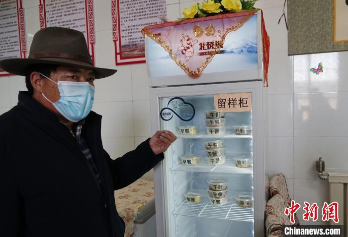圖為敬老院院長德高介紹，老人們的三餐均有留樣記錄。　馬銘言 攝