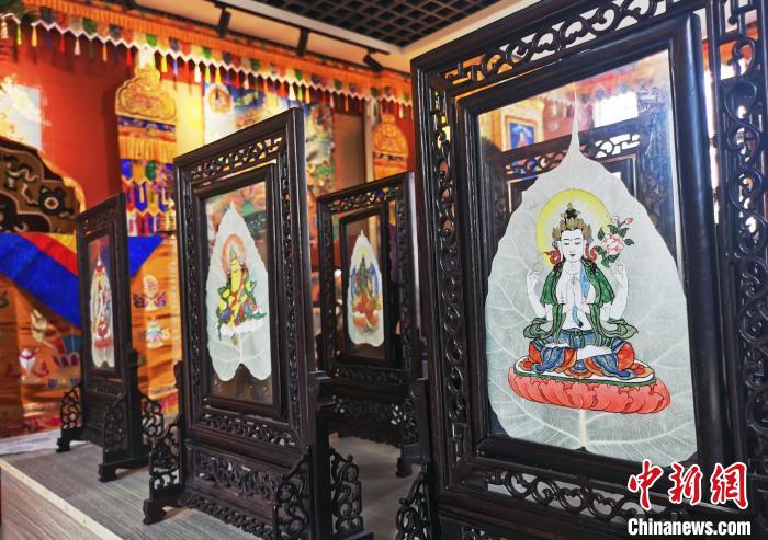圖為久美尖措創(chuàng)作的藝術(shù)品?！?zhí)砀?攝
