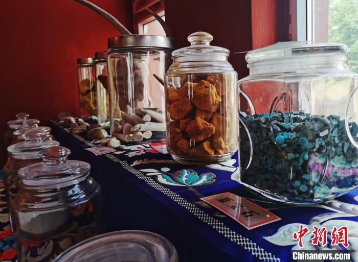 圖為唐卡繪畫礦物顏料展示?！?zhí)砀?攝