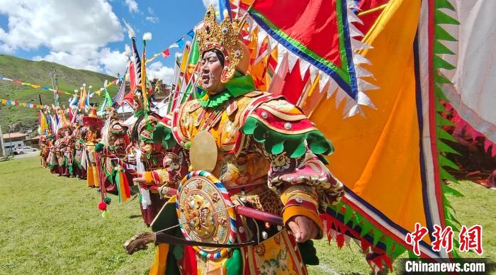 圖為表演現(xiàn)場(chǎng)。　班瑪縣文體旅游廣電局 供圖