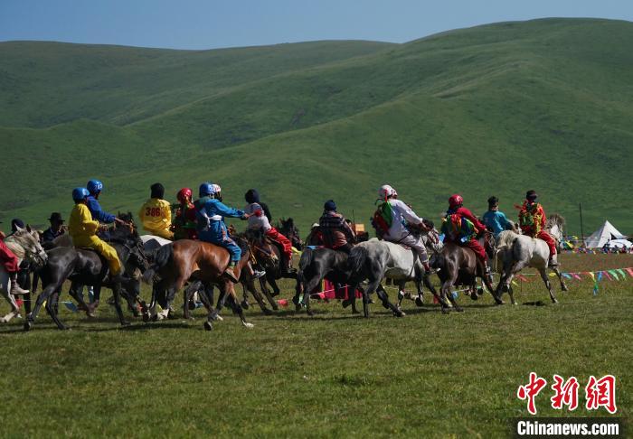 圖為選手進(jìn)行3000米賽馬比賽?！●R銘言 攝