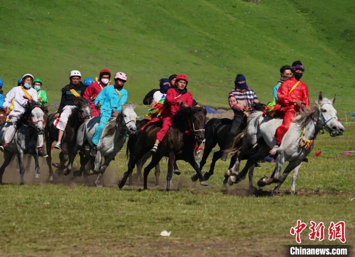 圖為選手進(jìn)行3000米賽馬比賽。　馬銘言 攝