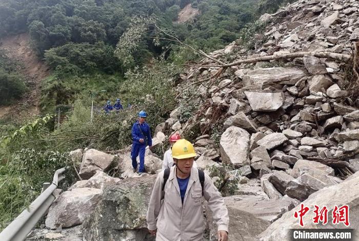 電力搶險(xiǎn)人員徒步通過垮塌路段?！∷拇娏﹫D