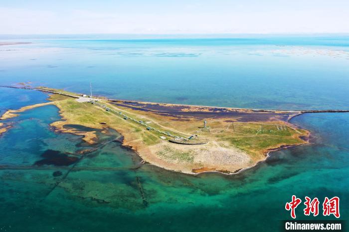 圖為無人機(jī)航拍青海湖?！≮w海梅 攝
