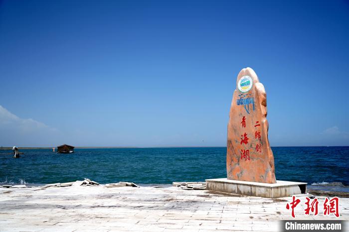 圖為青海湖景區(qū)一角?！O睿 攝