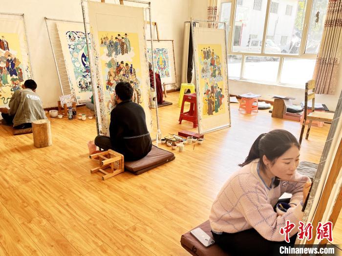 圖為畫室內(nèi)學(xué)徒練習(xí)繪畫唐卡?！●R文莉 供圖