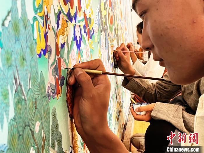 圖為畫師繪畫唐卡?！●R文莉 供圖