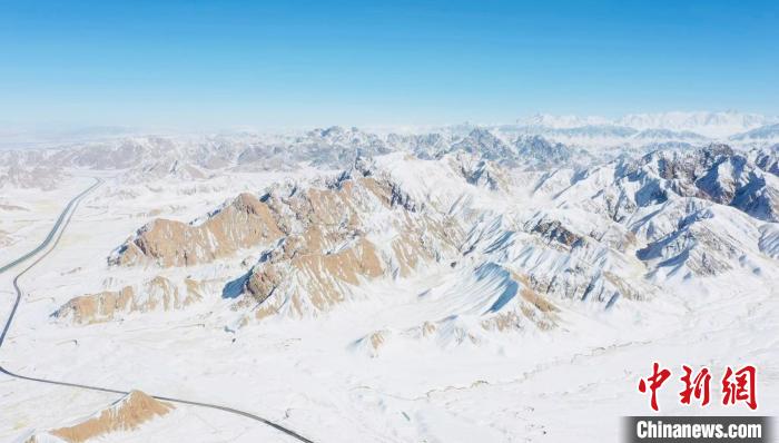 圖為無(wú)人機(jī)航拍高原雪景?！《继m縣融媒體中心供圖