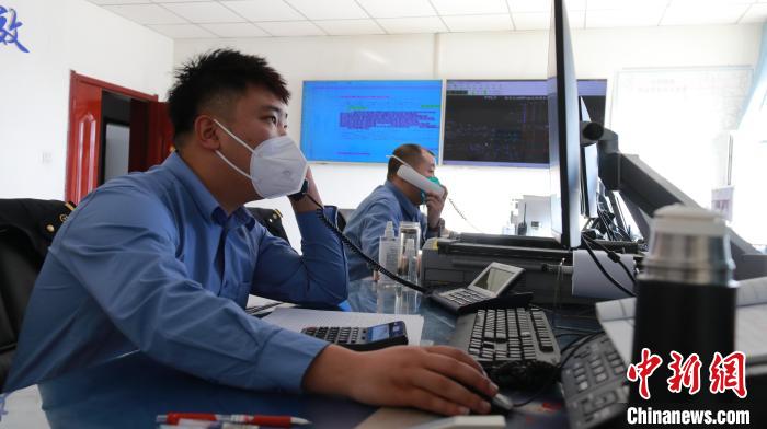 圖為貨運(yùn)調(diào)度人員與外勤工作人員聯(lián)系掌握車輛裝載情況?！±钌?攝