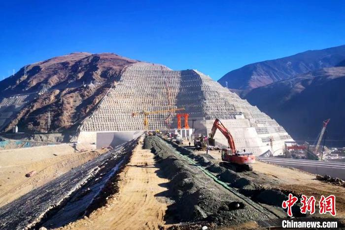 巴塘水電站大壩封頂現(xiàn)場?！≈袊材艿谌こ叹止﹫D