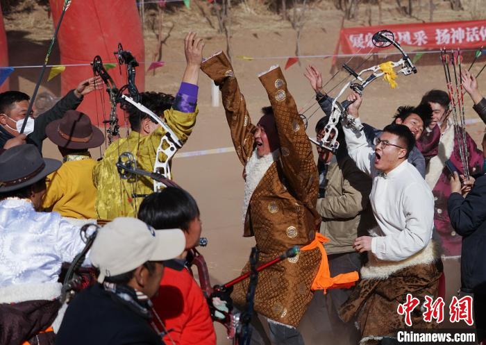 圖為藏族民眾跺腳歡呼慶祝弓箭手射中靶心?！●R銘言 攝