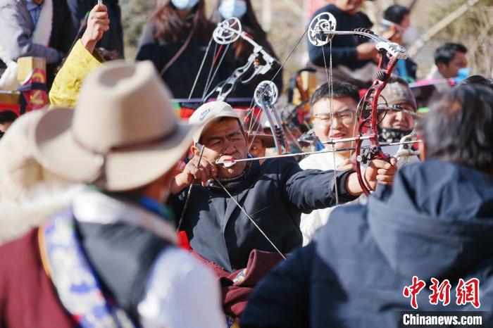 圖為藏族民眾比拼射箭技藝?！●R銘言 攝