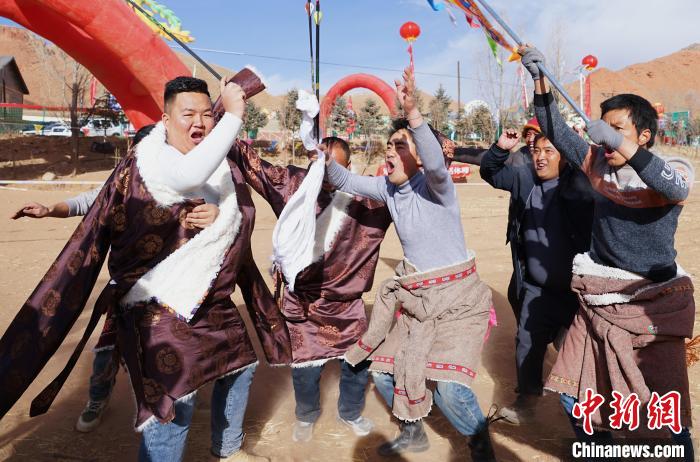 圖為藏族民眾跺腳歡呼慶祝弓箭手射中靶心?！●R銘言 攝