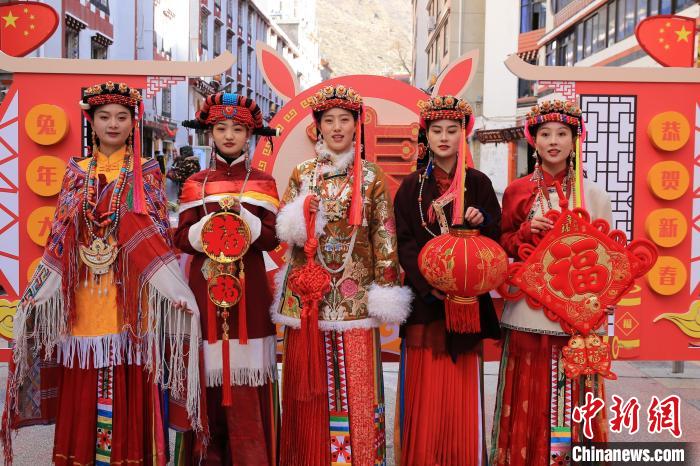 丹巴美女送祝福，迎新年?！±钣腊?攝