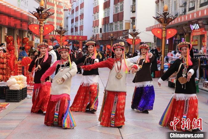丹巴女孩在街頭跳起歡快歌舞迎接新年到來(lái)?！〖o 攝