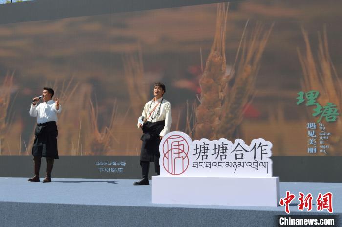 “康巴漢子”現(xiàn)場獻唱?！≈炝杞?攝