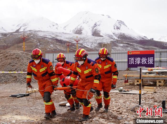 圖為地震實戰(zhàn)拉動現(xiàn)場，參演人員正在轉(zhuǎn)移受傷人員?！∮駱湎拦﹫D