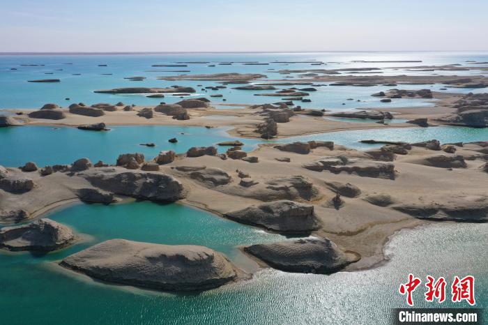 航拍青海大柴旦烏素特水上雅丹奇特景觀?！●R銘言 攝