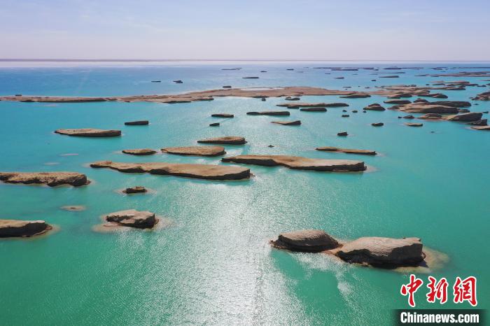 航拍青海大柴旦烏素特水上雅丹奇特景觀?！●R銘言 攝