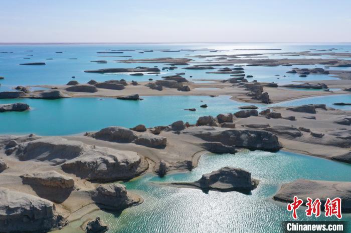 航拍青海大柴旦烏素特水上雅丹奇特景觀?！●R銘言 攝