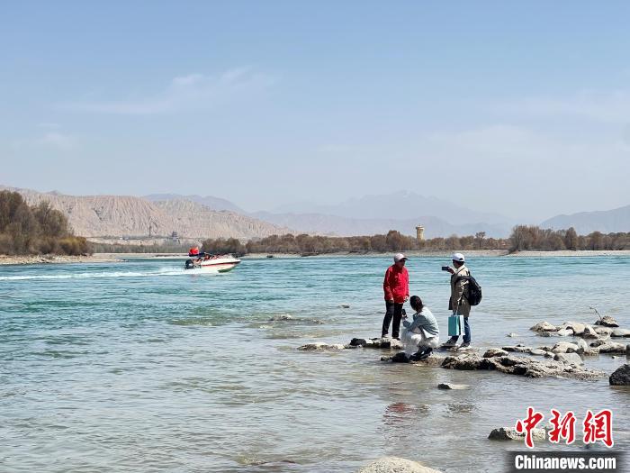 圖為游客在黃河岸畔游玩，并與黃河合影留念?！∑钤鲚?攝