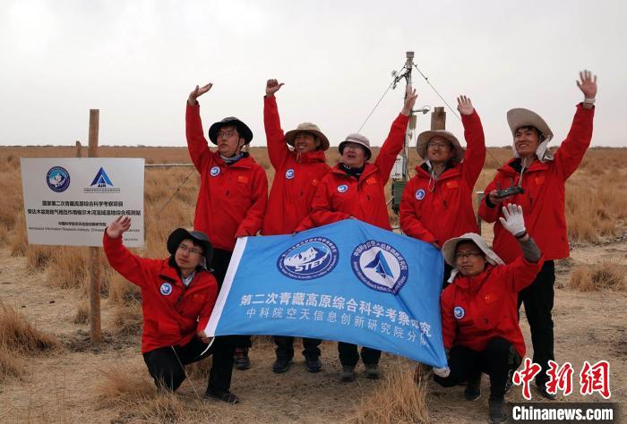 經(jīng)過不懈努力，格爾木濕地站終于建成，第二次青藏科考中科院空天院分隊向航拍無人機揮手合影?！?lt;a target='_blank' href='/'><p  align=