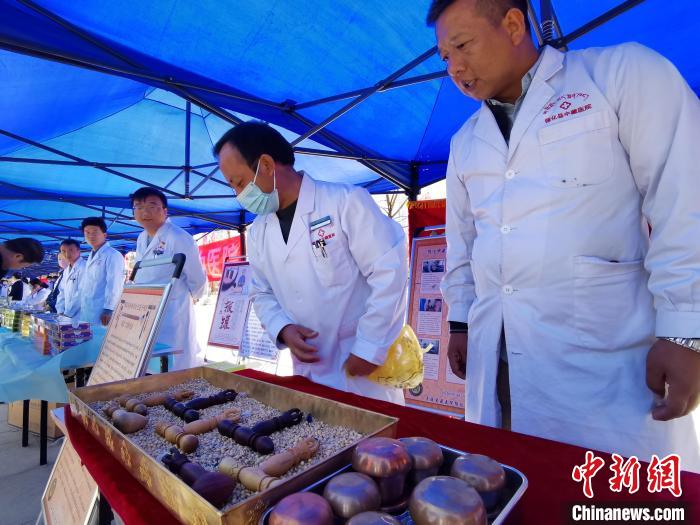 圖為青海省循化縣的國家級非遺項目尤闕療法的器械展示?！?zhí)砀?攝