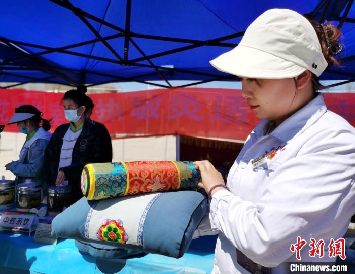 圖為青海省互助縣的中藥枕頭?！?zhí)砀?攝