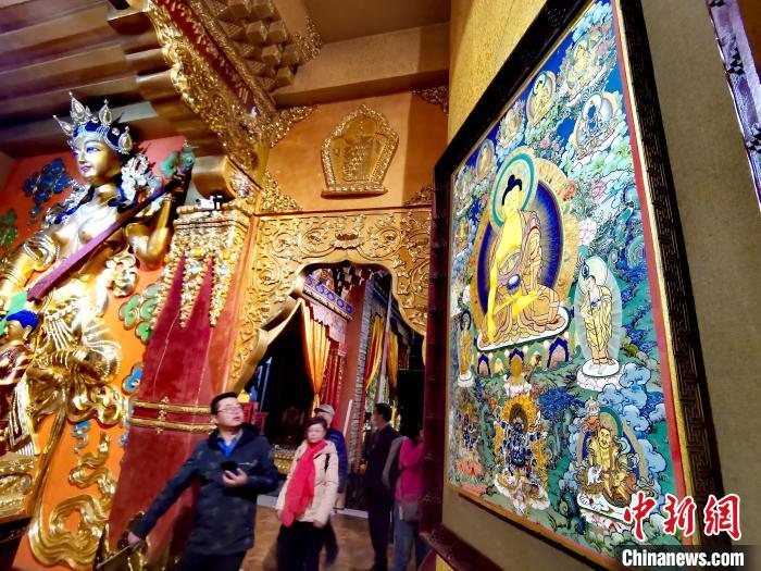 圖為仁俊畫院內(nèi)的唐卡?！?zhí)砀?攝
