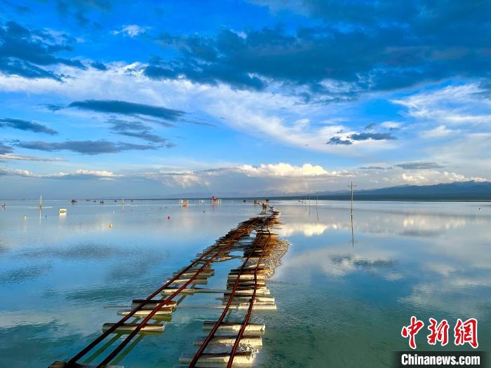 圖為茶卡鹽湖景區(qū)風(fēng)光?！⒀?攝