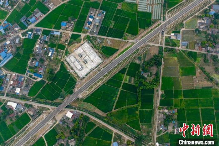 空中俯瞰綿竹牽引變電所和川青鐵路成黃段鐵路線?！⒅铱?攝