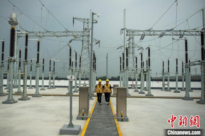 工作人員正在綿竹牽引變電所內(nèi)巡查設(shè)備受電運(yùn)行情況?！⒅铱?攝