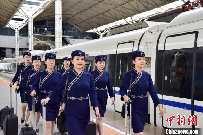 圖為青藏鐵路西格段“復興號”動車組乘務員新制服亮相?！|科力加 攝