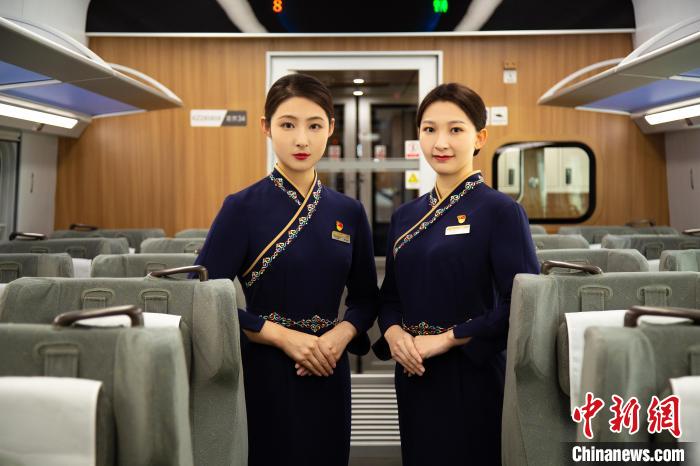 圖為整體色彩以“深藏青”為主調(diào)的西格段“復興號”動車組乘務員新制服。　李磊 攝