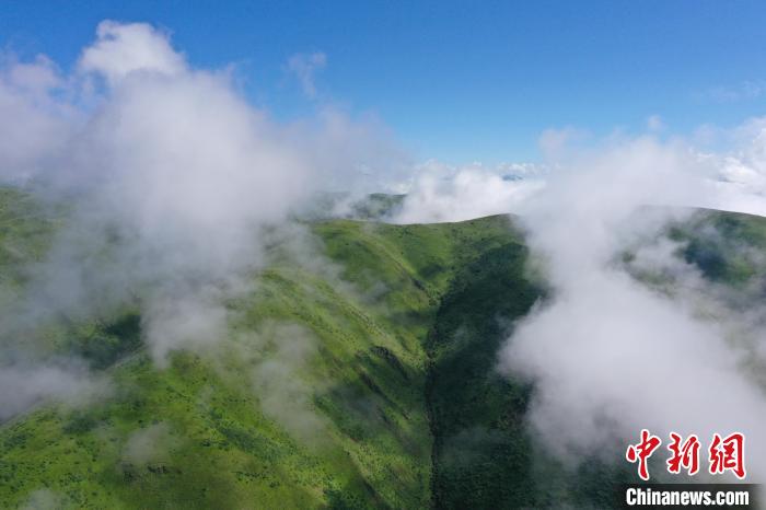 航拍賽來塘鎮(zhèn)山間云霧繚繞?！●R銘言 攝