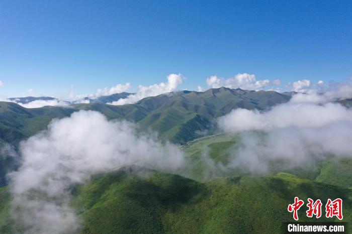航拍賽來塘鎮(zhèn)山間云霧繚繞?！●R銘言 攝