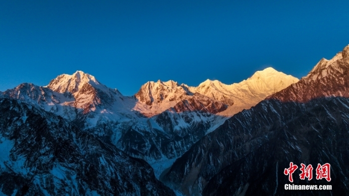 圖為2月1日，清晨陽光照在貢嘎雪山上，出現“日照金山”景觀。(無人機照片)<a target='_blank' href='/'><p  align=