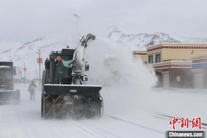圖為該支隊官兵正在清理路面積雪?！《崦刺?攝