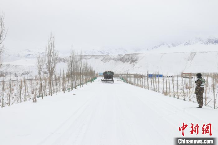 圖為救援官兵正在緊急清理路面積雪?！《崦刺?攝
