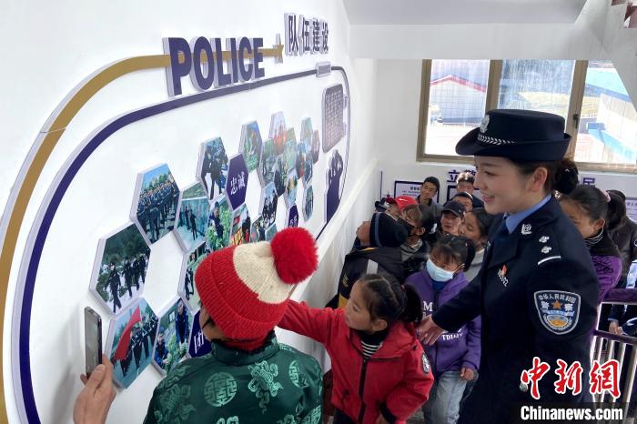 山南邊境管理支隊(duì)勒布邊境派出所舉行警營(yíng)開(kāi)放日活動(dòng)，邀請(qǐng)駐地民眾進(jìn)警營(yíng)，了解民警工作生活?！∏f冀 攝