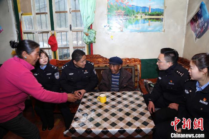 亞?wèn)|出入境邊防檢查站民警走訪慰問(wèn)轄區(qū)困難群眾。　張雨強(qiáng) 攝