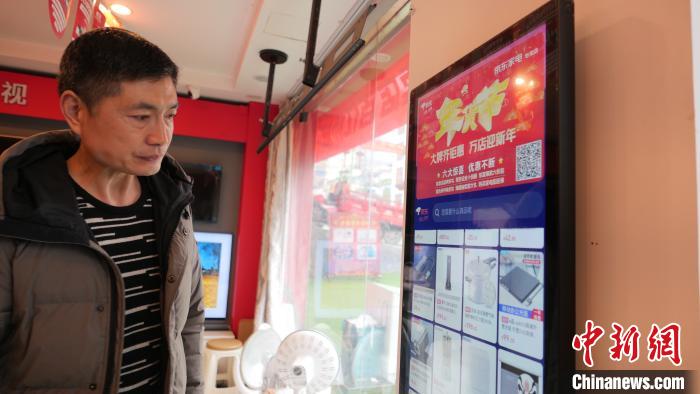 圖為店內(nèi)放置的可在線選購商品的觸摸電子展示屏?！≈x牧 攝