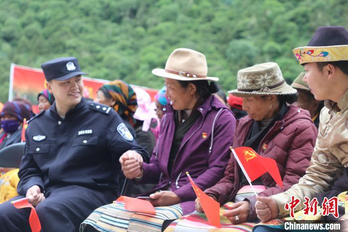 圖為李陽副所長(zhǎng)(前排左一)與卓嘎、央宗姐妹共同參加愛國(guó)主義教育活動(dòng)?！〉录?攝