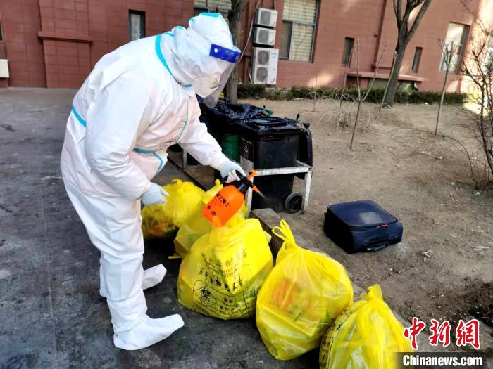 給垃圾做消殺?！¤F西區(qū)委宣傳部 攝